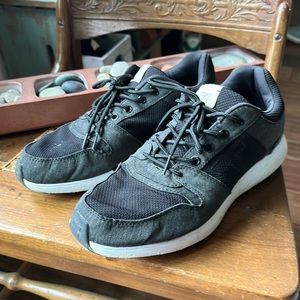 Tom’s running shoes